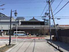 米原駅から在来線で4駅北に進むと長浜駅。
琵琶湖に沿って進む電車は車窓からの眺めも素敵でした。