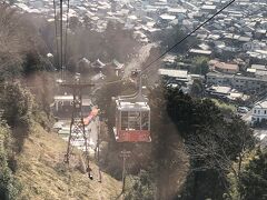 八幡山ロープウェイで八幡山を登ります