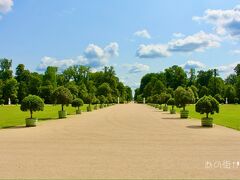 世界遺産でもある庭園には直角に交差する散歩道
を有しているが、路幅も広～く、綺麗に整備されて
いて王の時代を偲ぶにはぴったりな所だった。