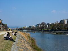 河原町から鴨川沿いを歩いて三条大橋へ