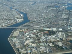 東京都心の湾岸を右に旋回していくと千葉県浦安市にある東京ディズニーリゾートが見えます。
コロナ禍前は、年間パスポートで毎月1～2回行っていた頃が懐かしい。
その後、嫌なことがあり、あまり行くことはせず…
シンデレラ城や東京ディズニーリゾート・オフィシャルホテル、東京ディズニーシーに新たに誕生するテーマポート「ファンタジースプリングス」、プロメテウス火山、S.S.コロンビア号が見えます。