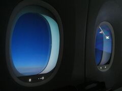A350-1000の窓の日よけは、エコノミークラスなどは従来の上げ下げするタイプですが、他のクラスはB787シリーズと少し違う感じですが、窓下のセンサーをタッチすると明るくしたり暗くなったりとします。
コントローラーでも操作が可能です。