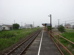 ホームは簡素ですが、駅周辺に民家があります。秘境駅とは違います。