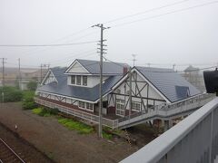 立派な駅舎があります。山小屋みたい。
