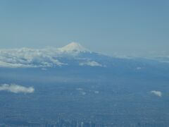 離陸上昇中に先程伊丹から搭乗したJL102から見てなかった富士山が見えました。
JL102で羽田到着時は曇っていましたが、羽田を立つ際にはすっかり青空が広がっていい天気です。