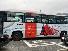 　駅前には旅人、バスバージョン「太宰府ライナーバス旅人」も停車中。博多駅前から乗り換えなしで、座って行けます。