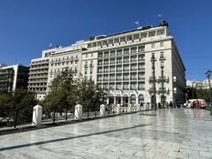 目の前にあるのが今日宿泊のホテル。
「グランドブルターニュラグジュアリーコレクションアテネ」です。
今年のマリオットボンボイカードの無料宿泊は、今回の宿泊に使いました。
明日の夜出発の飛行機なので、レイトチェックアウトも4時までお願いできました。わーい