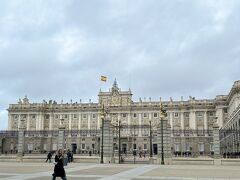 最初の観光はマドリード王宮。
曇っているのが残念ですが、空にスペイン国旗がはためくのが見えました。