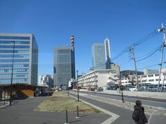 大宮駅からは１駅東京寄りの「さいたま新都心駅」から徒歩10分、「ファッションセンターしまむら」本社の隣に