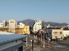 伊勢原駅で見えた大山　本日の行き先でした。