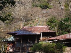 大山寺の前不動堂　お参りしました。女坂を歩かないとここに来ません。