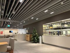 カウンターの女性から「Fクラス専用ラウンジ楽しんでって！」と場所を教えられたものの、丁重に「この区間はYだから」と門前払い。何もかもうまくいくわけではありません。