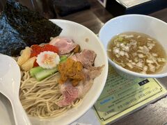 翌日もう一度羽田へ戻る前に、今年初ラーメンは神田にて。麺の上が大騒ぎのお正月限定メニュー一択でした。