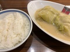 搭乗予定時刻まであいたし、青春の味。学生時代によく新宿のお店に通ったロールキャベツを。