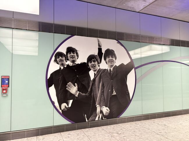 前回同様４人に見送られて延々ゲート移動です。<br />I've got "Ticket to ride" ! …しかし Tomorrow never knows.