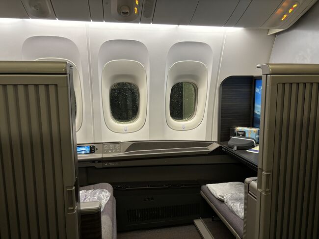 空席待ちは20人と事前に聞いていたのに、稀に奇跡が起こります。さすがに窓側はあいておらず、前回座った１Aのお隣でした。