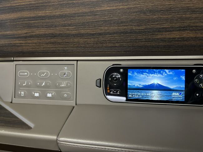 コントローラーのミニ画面も神々しい。