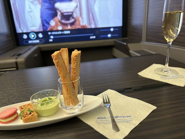 前回は体調絶不調だったので、今度こそ。アスパラとチャイブのスープやゴートチーズのマカロンから。