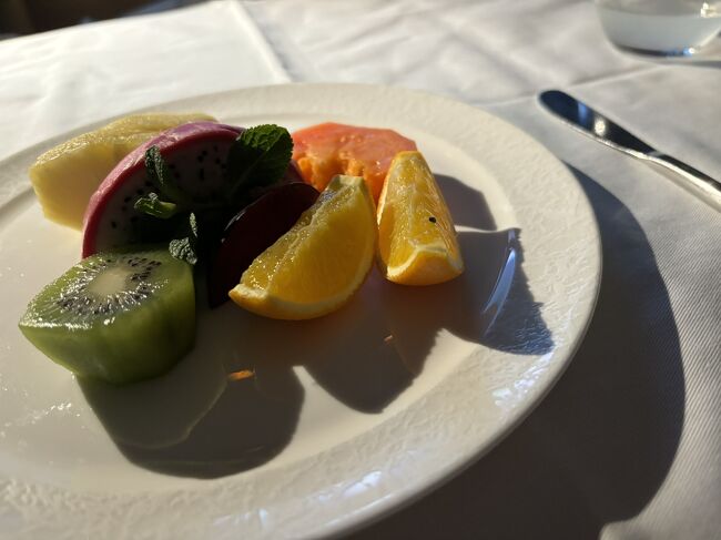 「お好きな時に」の選択肢が多すぎて、この時ばかりは４つ胃袋のある牛に生まれたかったと思う。フルーツ盛り合わせで終了。