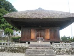 薬師堂（国指定重要文化財）
このお堂は、藤原時代の「阿弥陀堂形式」という造りで、中尊寺金色堂と同じ形であり、中部日本で最も古いお堂だそうです。