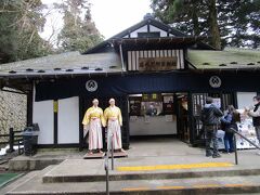 そして、資料館。ここは撮影禁止です。

各地の関所の場所とか展示されてたり、あと「出女」の

お玉ちゃんのお話も。東京に奉公してたけど、伊豆の両親に

会いたいが一心で飛び出して、この関所で捕まえられてしまい

通行手形を持っていないだけの理由で、先程の獄所へ送られた

あと、裏山で刃の犠牲に。子供にも容赦ない関所の掟。

厳しい。。