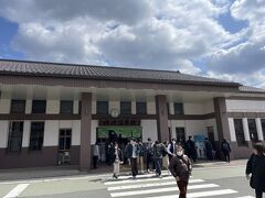 姫路から「かにカニはまかぜ」で12時27分に城崎温泉駅に到着しました。お腹がすいたので、さっそく海中苑に食事に向かいます。