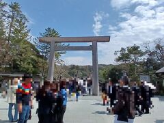 12:30
 内宮への宇治橋。右側通行です。外宮は左側通行。
内宮には日本を守る『天照大御神』がいらっしゃいます。教科書にでてきたよな。