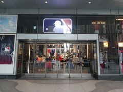 歩いて10分ほどでMLB Flagship Storeへ。
MLBの公式ショップで全球団のグッズが販売されています。
ショップの隣にあるビルの中にMLB機構の事務所が入っています。