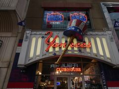 一度ホテルに戻ってからちかくに はニューヨークヤンキースクラブハウスへ。
ヤンキースのグッズがあります。
