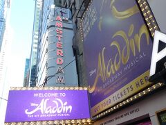 ニューヨークといえば、ブロードウェイ。
ホテル裏通りに肉とニューアムステルダム劇場があり、ここでアラジンのミュージカルが公演されています。
東京ディズニーシーにあるブロードウェイ・ミュージックシアターの外観は、この劇場をモチーフにしています。