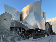 となりにある「Walt Disney Concert Hall」に行ってみました。
https://maps.app.goo.gl/iqGm4jC8ZJmTgm8n9
https://www.laphil.com/