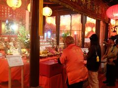 中華街に来るとランタンフェスティバルが、祈りの場である事がわかります。