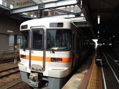 高山駅に到着。
三ノ宮から、７時間半かかりました。