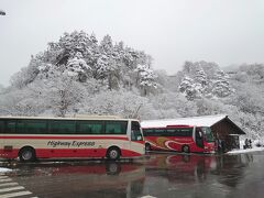 車内は半分以上、海外の方だったと思われます。
補助席も活躍するほどの大盛況。
白川郷、大人気だなぁ。

高山から白川郷まで、50分。
白川郷バスターミナルに到着。