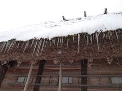 内部が見学できる家の一つ、長瀬家へ。
５階建ての合掌造り家屋です。

つららが凶器。