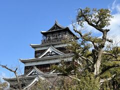 広い敷地内を歩き続けると、立派な本丸が見えてきました。爆心地から近いですからこちらも再建されたものですね。
城内の見学も出来るようですが、城は外から眺めるのが一番と思いパスしました。外国人がスーツケースを持って移動しているのが見えて、あのスーツケースを持って城の中に入るのかなあ。日本の城はヨーロッパの要塞や城とは違うってきっと知らないでしょうね。