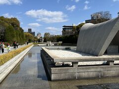 平和記念公園の中を歩き、記念碑前にやって来ました。
記念碑から平和の灯、原爆ドームが見えます。
訪れるのは約60年ぶり、当たり前ですが随分変わったそうです。
