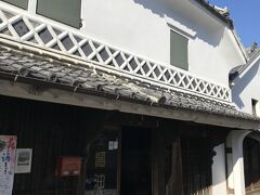 創業以来、醤油のみを製造・販売している山口醸造場の建物は19世紀中頃に建てられたそう。店内に入ると小さなテーブルに小ぢんまりと醤油を売ってました。