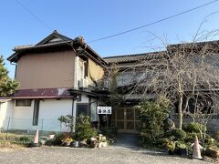 本日のお宿　海楽荘

ワンコと泊まれるお部屋があり
美味しいカニ料理を
たらふくいただけるとのこと

1階のワンコと泊まれるお部屋と
両親には2階の眺めの良いお部屋(ワンコNG)を
楽天トラベルで予約しました

看板に料理旅館とありますが
旅館と言って良いのか‥
どちらかというと民宿です

建物はかなり古いです
