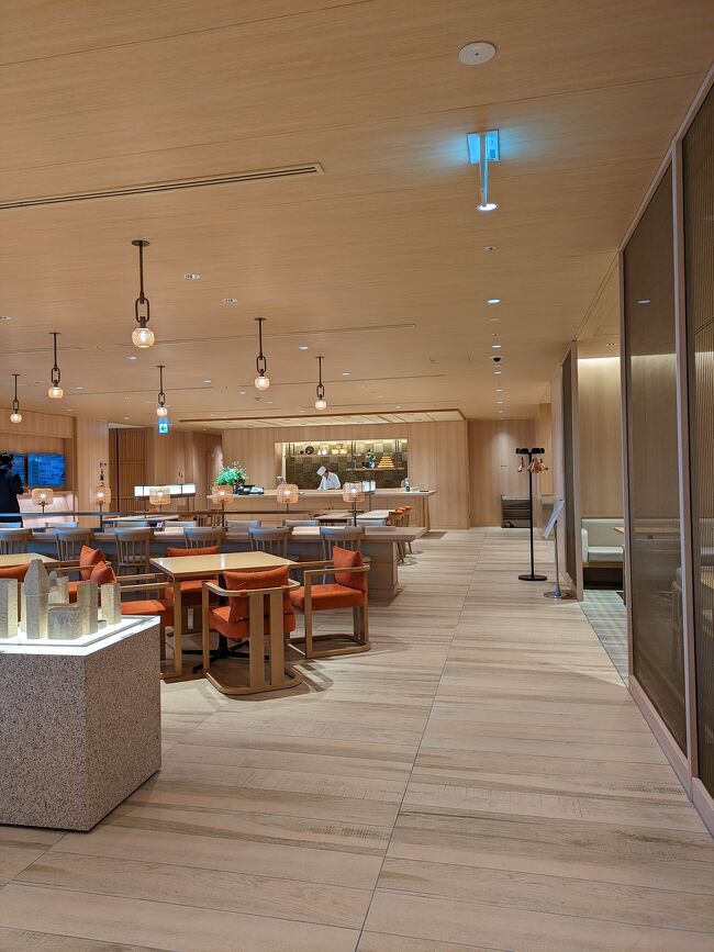 左の鮨亭に来てみた。こっちの方がすいててよい。でも午前中と平日しかやってないみたいね。たまに来れるのがありがたい。