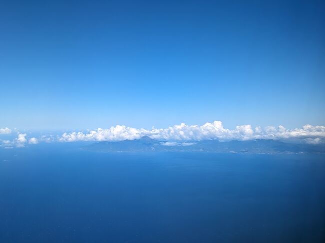 そこからフォードフランス（Fort de France/FDF）行きに乗り込みます。<br />AAで買ってもEmeraldはバルク窓側指定無料なところがありがたいね。<br />まぁそこそこの混み具合。みんなバケーションに行くのが楽しくて若干浮かれ気味。機材はぼろくて前方トイレ使用できないとかAAあるあるらしかった。<br /><br />もうすぐFDFってところで景色が見えてきた。