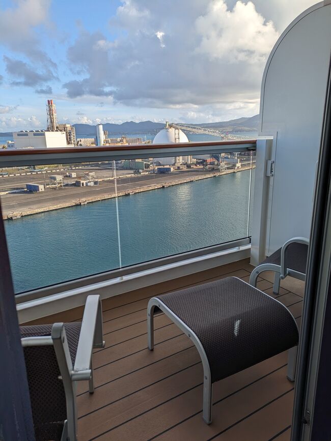 バルコニーはこんなで。<br />やっぱり今回もバルコニーつき。<br />クルーズならお部屋にバルコニーないと！と思っちゃうのよね。。。<br /><br />今回の部屋は１３階と高層な部屋だった（１８階建てに一部１９/２０がある）。<br />