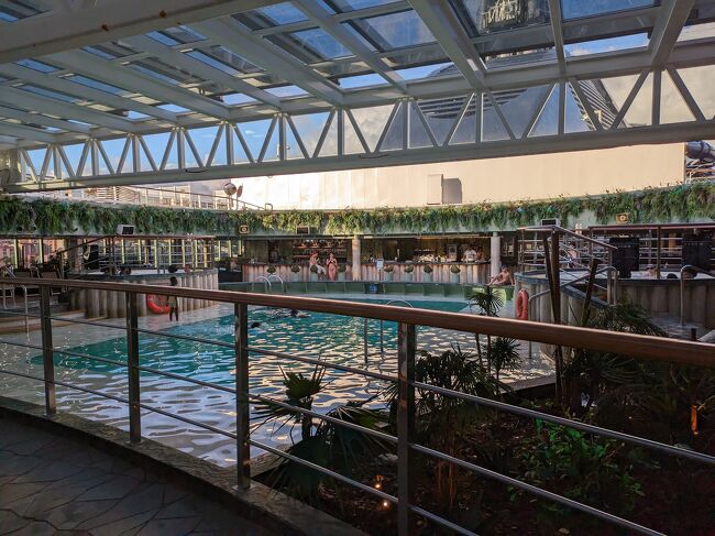 しばし散歩。上の方に行ってみた。<br />プールはしっかりある。スライダーがあったりジップラインがあったりなど遊びはバッチリね。