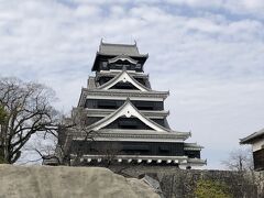 熊本城。
なかなか渋いお城ですね。