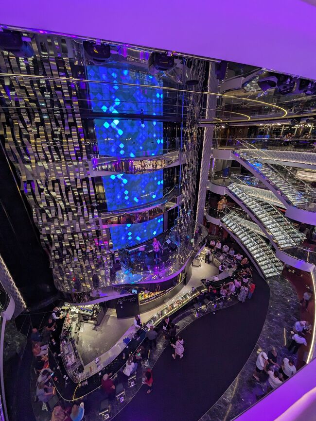 大きいホールがあり