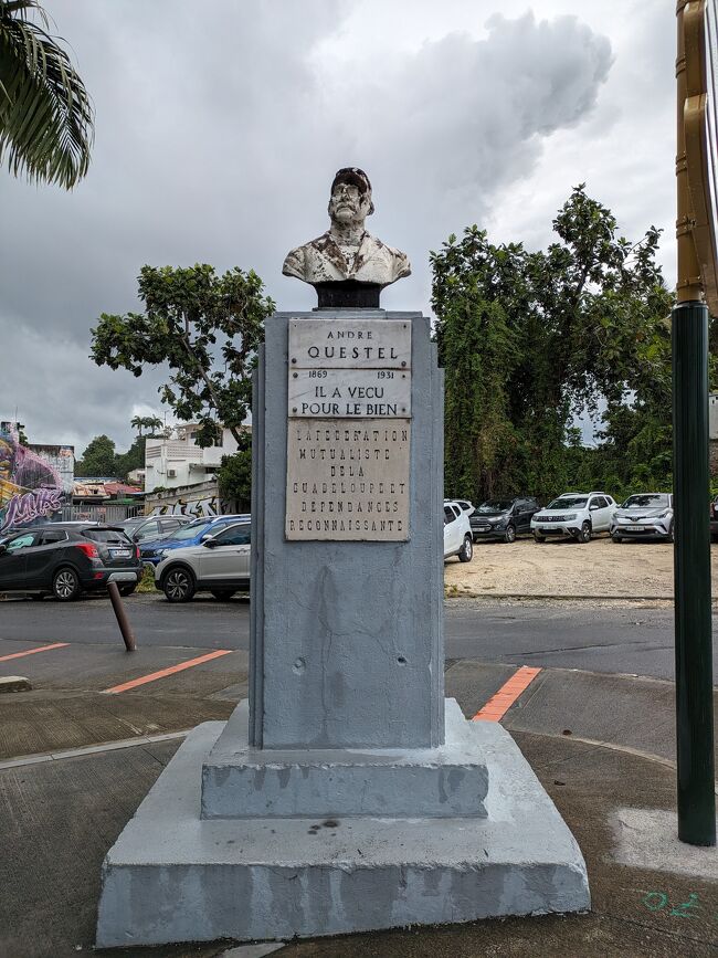 誰かの像。ポアンタピートルで云々した人だろう。。。