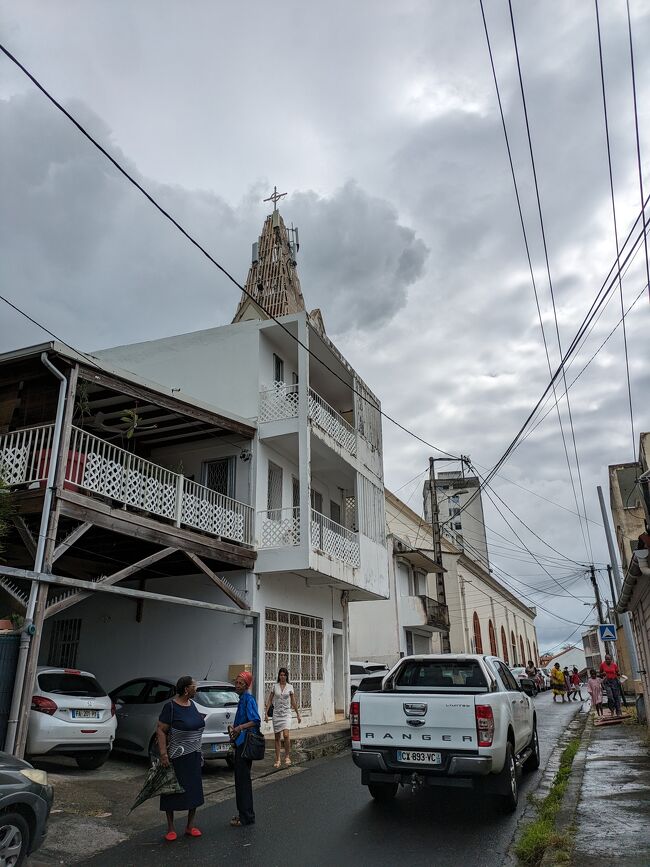 船から見えた教会に行ってみた。ちょうど礼拝が終わったとこだった。