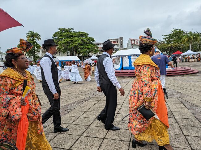 この色好きだわー。<br />でもって肌が黒い人が着ると抜群に似合う。<br />私は着こなせない色。いいな、いいな。