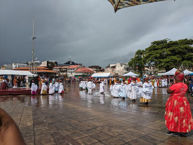 英語解説もちょっとあったので聞いたら今日はおじいさんおばあさんをRESPECTする日なんだとか。敬老の日かな。そんでもって昔のドレスみたいなので登場してたらしい。