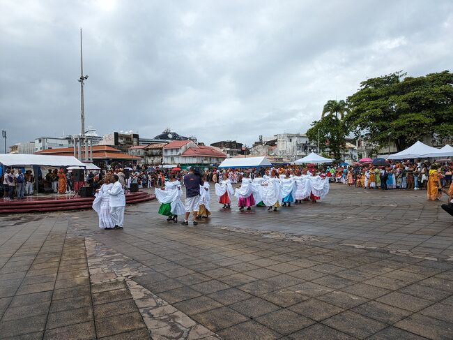音楽スタート。そんな激しい躍りではなくユラユラっと揺れるのがこの土地のダンスらしい。
